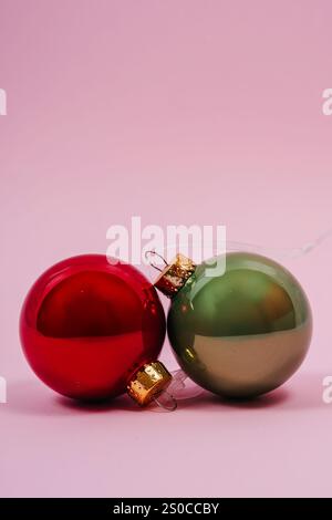 Deux jouets d'arbre de Noël en forme de boule. boule en plastique rouge et vert pour la décoration Banque D'Images