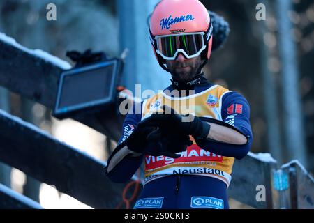 Titisee Neustadt, Allemagne. 13 décembre 2024. Pius Paschke (SC Kiefersfelden) beim FIS Skisprung-Weltcup Superteam Herren in Neustadt crédit : dpa/Alamy Live News Banque D'Images