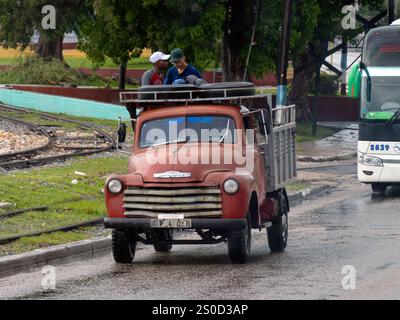 MATANZAS, CUBA - 29 AOÛT 2023 : camion Chevrolet 6100 rouge des années 1950 avec des gens assis sur le lit de décharge Banque D'Images