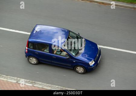 OSTRAVA, TCHÉQUIE - 13 JUILLET 2024 : Blue Fiat Panda type 169 petit MPV, effet de flou de mouvement Banque D'Images