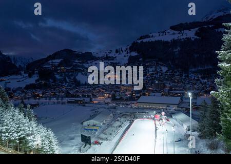 Symbolbild / Themenfoto Blick ins Skistadion und ueber den Ort zur blauen Stunde von der Schanze, sui, FIS Viessmsann Skisprung Weltcup Engelberg Groß-Titlis-Schanze, Qualifikation Herren, saison 2024/2025, 20.12.2024 Foto : Eibner-Pressefoto/Michael Memmler Banque D'Images