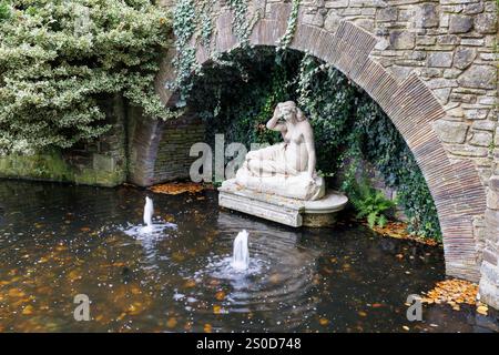 Grotte de Sabrina, déesse de la rivière Severn, dans le parc de carrières, Shrewsbury, Angleterre, Royaume-Uni Banque D'Images