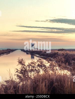 Coucher de soleil ou lever de soleil sur le parc national du delta d'Evros, près d'Alexandroupolis Grèce, observatoire d'oiseaux réflexion. Banque D'Images