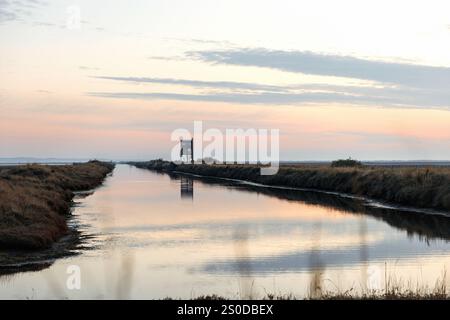 Coucher de soleil ou lever de soleil sur le parc national du delta d'Evros, près d'Alexandroupolis Grèce, observatoire d'oiseaux réflexion. Banque D'Images