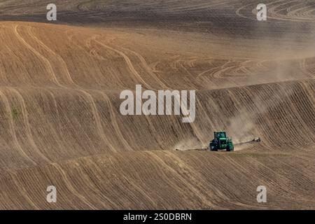 Vue d'un agriculteur labourant la terre, depuis le parc du comté de Kamiak Butte à Palouse, État de Washington, États-Unis [pas de communiqué ; licence éditoriale uniquement] Banque D'Images