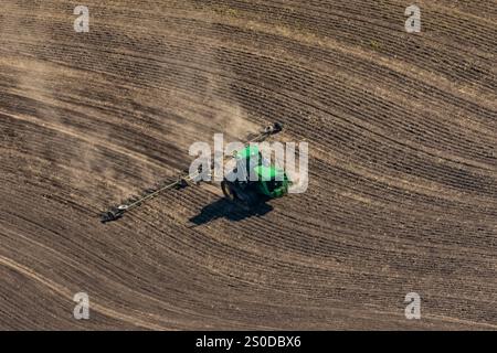 Vue d'un agriculteur labourant la terre, depuis le parc du comté de Kamiak Butte à Palouse, État de Washington, États-Unis [pas de communiqué ; licence éditoriale uniquement] Banque D'Images