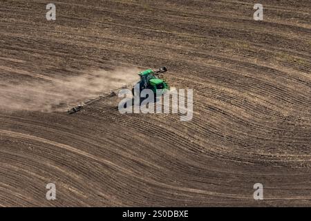 Vue d'un agriculteur labourant la terre, depuis le parc du comté de Kamiak Butte à Palouse, État de Washington, États-Unis [pas de communiqué ; licence éditoriale uniquement] Banque D'Images