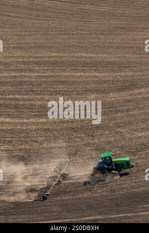 Vue d'un agriculteur labourant la terre, depuis le parc du comté de Kamiak Butte à Palouse, État de Washington, États-Unis [pas de communiqué ; licence éditoriale uniquement] Banque D'Images