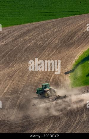 Vue d'un agriculteur labourant la terre, depuis le parc du comté de Kamiak Butte à Palouse, État de Washington, États-Unis [pas de communiqué ; licence éditoriale uniquement] Banque D'Images