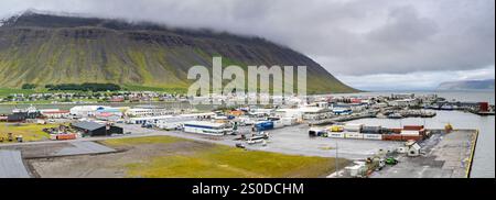 Isafjordur, Islande - 25 août 2024 : vue panoramique de la ville reculée d'Isafjordur dans le nord de l'Islande Banque D'Images