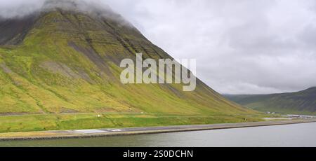 Isafjordur, Islande - 25 août 2024 : vue panoramique de l'aéroport et de la piste d'atterrissage dans la ville de remore d'Isafjordur dans le nord de l'Islande Banque D'Images