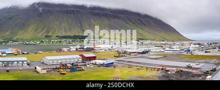 Isafjordur, Islande - 25 août 2024 : vue panoramique de la ville reculée d'Isafjordur dans le nord de l'Islande Banque D'Images