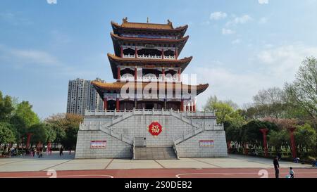 Pavillon ou pagode traditionnel de style chinois aux accents rouges, bleus et jaunes. Banque D'Images