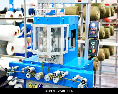 Bobines de fil pour un métier à tricoter avec cordon Banque D'Images