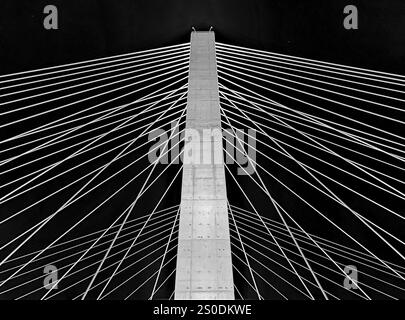 Tarrytown, NY, USA - 13 janvier 2021 : soir, nuit, photo noir et blanc du gouverneur Mario M. Cuomo Bridge. Banque D'Images