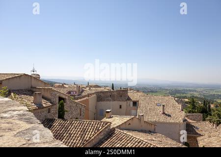 Village historique sous un ciel bleu avec des toits en terre cuite et une vue imprenable sur la campagne environnante, le Barroux, Provence, France, Europe Banque D'Images