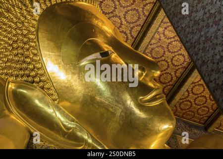 Wat Pho, temple du Bouddha couché. Attraction touristique, complexe architectural de temple important. Il abrite Phra Buddhasaiyas. Le doré Banque D'Images