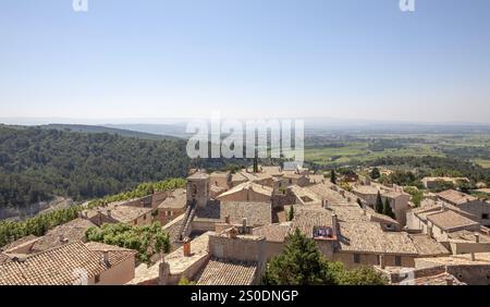 Vue panoramique sur un village pittoresque aux toits en terre cuite encadrés par une campagne verdoyante, le Barroux, Provence, France, Europe Banque D'Images