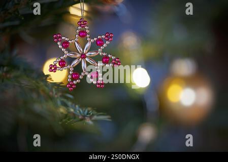 Plan intérieur, gros plan, étoile poinsettia, fait de perles, boule d'arbre de Noël, accroché à l'arbre de Noël, Noël, Stuttgart, Bade-Wuerttemberg, Ger Banque D'Images