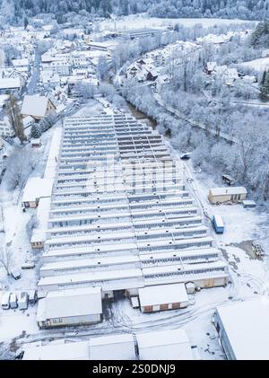Vue aérienne de serres enneigées dans une scène hivernale, Nagold, Forêt Noire, Allemagne, Europe Banque D'Images