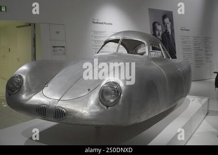 Porsche type 64, construit en 1939, véhicule historique argenté avec surface lisse et design rétro, exposition, Nouveau musée Porsche 2009, Stuttgart, Baden-Wï¿½ Banque D'Images