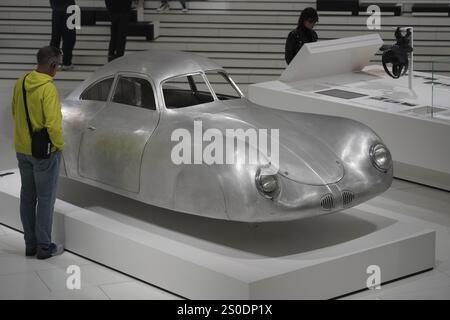 Porsche type 64, construit en 1939, voiture classique en métal argenté avec un design élégant et aérodynamique dans une exposition, exposition, Neues Porschemuseum 2009, Stut Banque D'Images