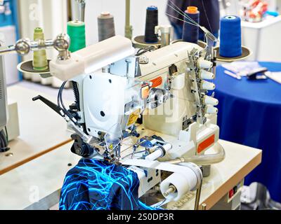 Machine à coudre à point interverrouillé à grande vitesse en atelier Banque D'Images