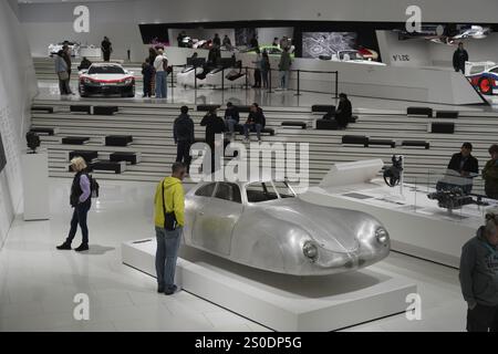 Porsche type 64, construit en 1939, les visiteurs regardent un prototype de voiture argenté dans une salle d'exposition, exposition, Nouveau musée Porsche 2009, Stuttgart, Baden-W. Banque D'Images