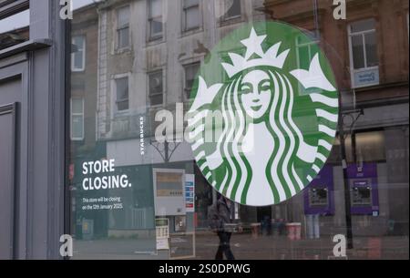 Vue sur le café Starbucks, High Street, centre-ville de Dumfries, Écosse. Le magasin ferme le 12 janvier 2025 avec des emplois perdus. Banque D'Images