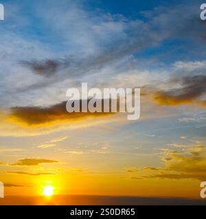Véritable lever de soleil majestueux sur fond de ciel avec de doux nuages colorés Banque D'Images