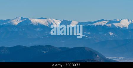 Nizke Tatry montagnes entre Chopok et Kotliska colline du sentier de randonnée au-dessous du sommet de la colline Stoh dans les montagnes Mala Fatra en Slovaquie pendant la journée d'hiver Banque D'Images