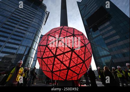 New York, États-Unis. 27 décembre 2024. Vue des triangles de cristal nouvellement conçus installés sur le bal de la Saint-Sylvestre au sommet de One Times Square, New York, NY, le 27 décembre 2024. Composée de 2 688 triangles de cristal, la boule de la Saint-Sylvestre pèse 11 875 livres. (Photo par Anthony Behar/Sipa USA) crédit : Sipa USA/Alamy Live News Banque D'Images