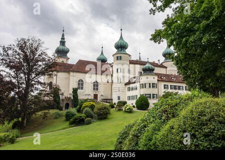 Paysage avec Schloss Artstetten château et parc en Autriche par jour nuageux Banque D'Images