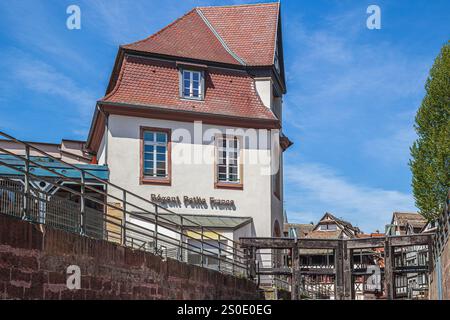 L'écluse de la petite France, Strasbourg, France. La rivière Ill se divise en un NR. De canaux qui casseraient à travers une zone qui était,au moyen âge Banque D'Images
