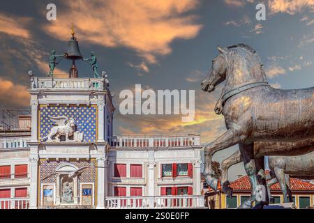 VENISE, ITALIE - 17 MARS 2023 : vue depuis le balcon de la basilique de la marque avec les répliques des chevaux de la marque au premier plan. Torre dell'Orol Banque D'Images