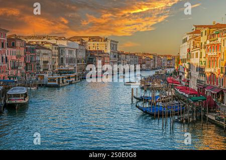 VENISE, ITALIE - 18 MARS 2023 : vue sur le Grand canal depuis le Ponte di Rialto, une passerelle en pierre ornée du XVIe siècle. Architecture vénitienne, bateaux, Banque D'Images