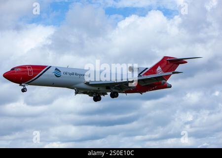 Intervention en cas de déversement d'hydrocarbures un Boeing 727 au salon aéronautique de Farnborough s'exposant dans un ciel bleu nuageux Banque D'Images