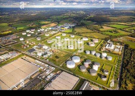 Vue aérienne, parc industriel Hünxe avec TanQuid GmbH parc de réservoirs Hünxe, parc industriel Bucholdoumen-Ost, vue lointaine et ciel bleu avec nuages, Buchol Banque D'Images