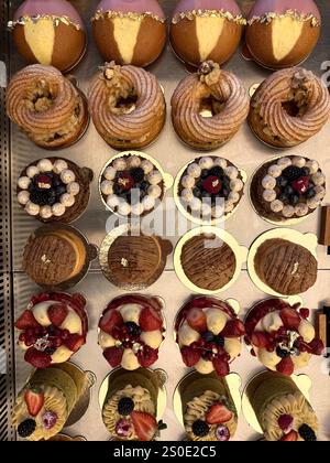 Types de gâteaux. Délicieux gâteaux en vrac au comptoir de pâtisserie. Pour la vente vue de dessus Banque D'Images