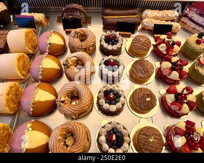 Types de gâteaux. Délicieux gâteaux en vrac au comptoir de pâtisserie. À vendre Banque D'Images