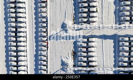 Vue aérienne de haut en bas de voitures neuves recouvertes de neige Banque D'Images