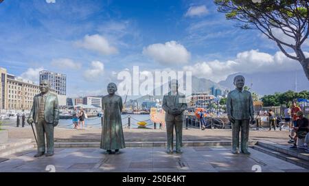 Sculptures en bronze des quatre lauréats du prix Nobel de la paix, Nelson Mandela, Fw de Klerk, Desmond Tutu et Alfred Luthuli, devant la montagne de la table Banque D'Images