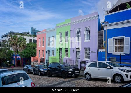 Maisons colorées dans le quartier de Bo-Kaamp au centre-ville du Cap, Afrique du Sud, le 5 décembre 2024 Banque D'Images
