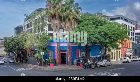 Maisons colorées et café dans le quartier de Bo-Kaamp au centre-ville du Cap, Afrique du Sud, le 5 décembre 2024 Banque D'Images