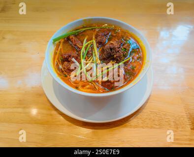 Soupe Pho avec nouilles et bol de viande de bœuf dans un restaurant de rue vietnamien local. Cuisine de rue vietnamienne authentique, cuisine vietnamienne Banque D'Images