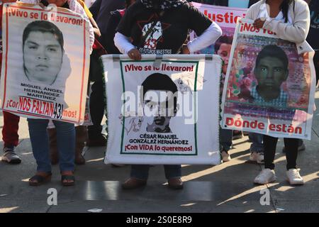 Mexico, Mexique. 26 décembre 2024. Les proches des 43 étudiants disparus d'Ayotzinapa participent à une manifestation de la Glorieta de Peralvillo à la Basilique de Guadalupe. (Crédit image : © Carlos Santiago/eyepix via ZUMA Press Wire) USAGE ÉDITORIAL SEULEMENT! Non destiné à UN USAGE commercial ! Banque D'Images