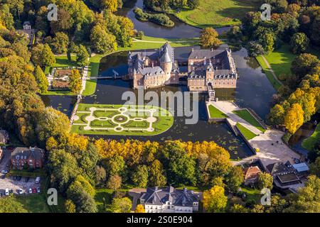 Vue aérienne, Schloss Wasserburg Anholt avec parc du château et jardin baroque, arbres d'automne, Anholt, Isselburg, Bas-Rhin, Rhénanie du Nord-Westphalie, GE Banque D'Images