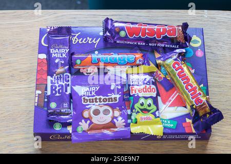Boîte de sélection de Noël Cadbury sur une table, tous les chocolats affichés sur la boîte Banque D'Images