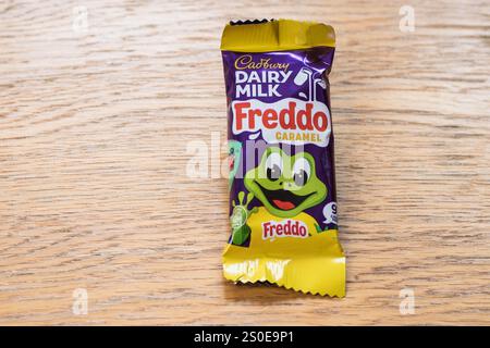Cadburys Freddo barre de chocolat snack sur une table Banque D'Images