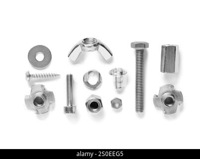 Disposition de différents boulons de taraudage et écrous chromés isolés sur fond blanc Banque D'Images